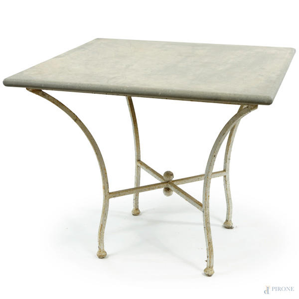 Tavolo di linea quadrata, piano in peperino, base in ferro laccato bianco, XX secolo, cm h 77x90x90, (difetti)