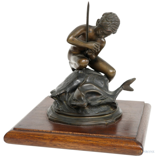 Scultura in bronzo raffigurante un pescatorello, su base in legno, a firma "Gemito", cm 22,5x24x24