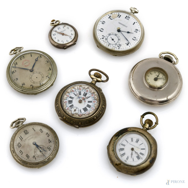 Lotto di sette orologi da tasca in metallo argentato, diametro massimo cm 5 (da revisionare, segni di usura del tempo)
