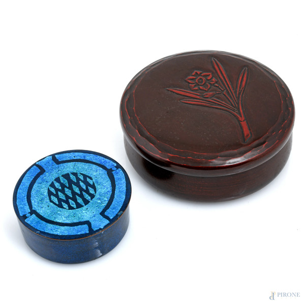 Lotto di due cofanetti di foggia e materiali diversi, XX secolo, misure massime cm 6x18,5, (segni di usura, difetti)