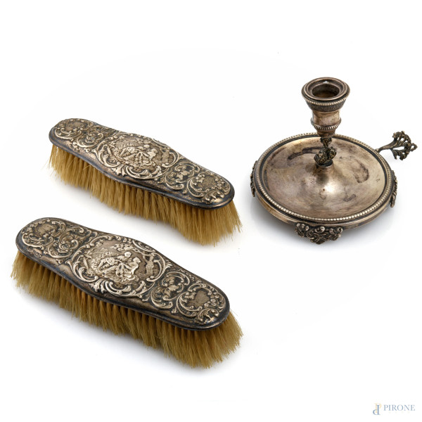 Lotto composto da due spazzole e una bugia in argento 800/000, XX secolo, misura massima cm 17, peso lordo gr 380