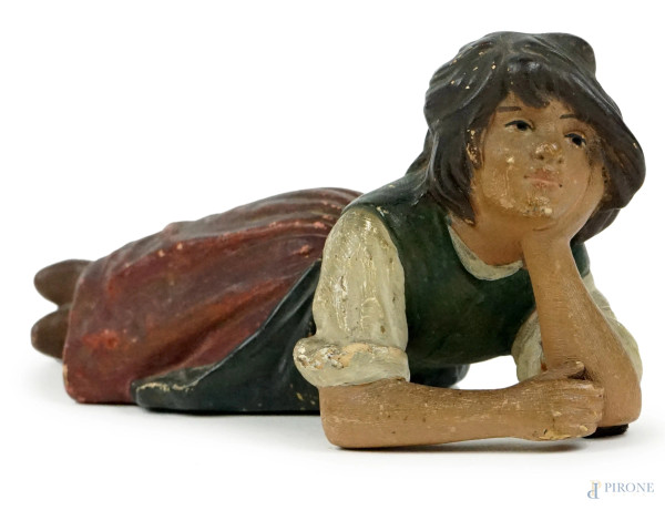 Fanciulla distesa, scultura in gesso dipinto, cm  h 9x21, inizi XX secolo, (lievi difetti).