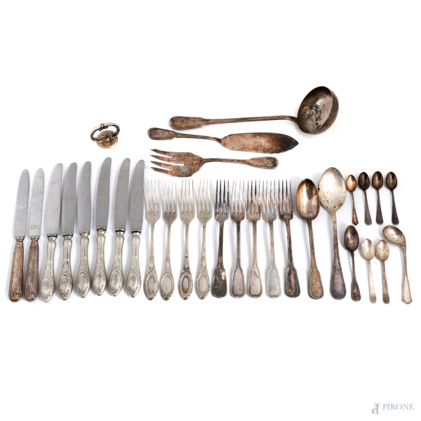 Posate di varia manifattura in argento, peso al netto dei coltelli gr 1450
