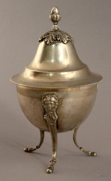 Alzatina in argento, poggiante su tre piedini zoomorfi, XIX secolo, altezza 16 cm, gr. 180.