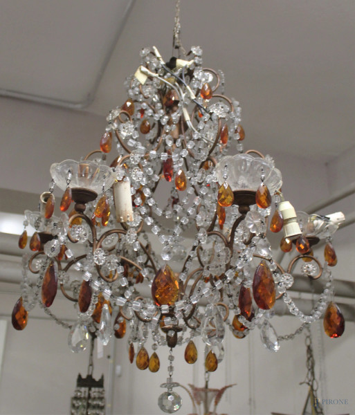 Lampadario a sei luci in legno e metallo, XIX secolo, gocce in cristallo, cm h 60.