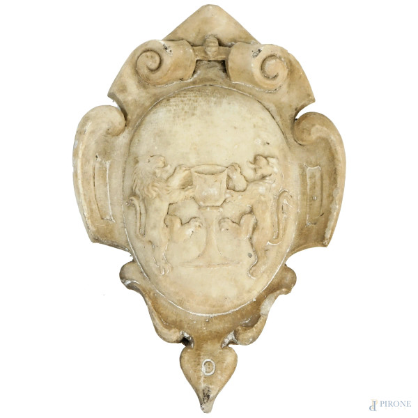 Antico stemma araldico in marmo scolpito, famiglia napoletana Coppola, scudo ovale centrato da decoro ad altorilievo raffigurante coppa sostenuta ai lati da leoni rampanti, cornice a volute, cm 49x33,  (difetti).