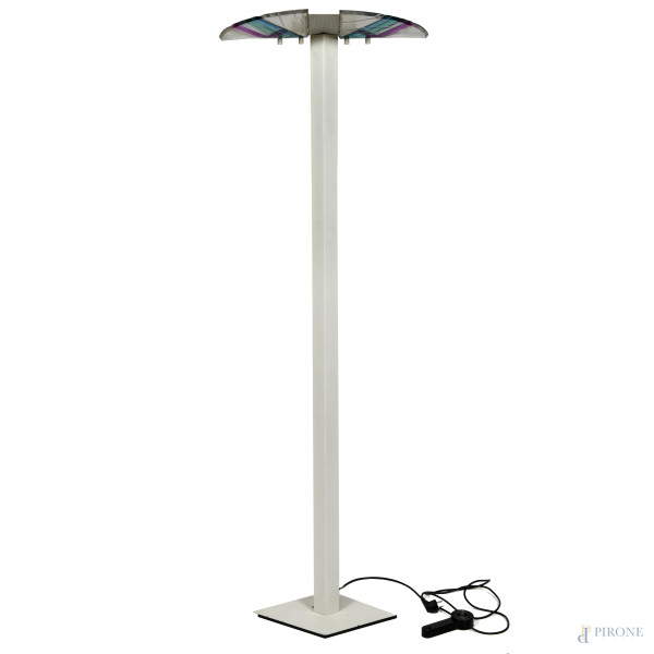 Lampada da terra in metallo e diffusore in vetro, XX secolo, altezza cm 184, (segni di usura, difetti, da revisionare)