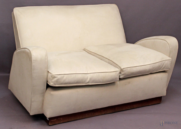 Salotto composto da un divano e due poltrone rivestite in tessuto chiaro, Periodo Dec&#242;.