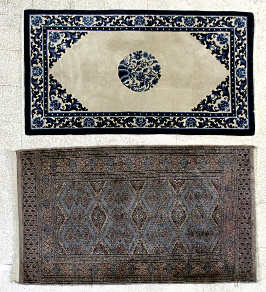 Lotto composto da due tappeti scendiletti, misura massima 126x79 cm.