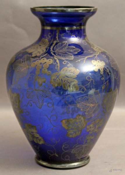 Vaso in vetro blu con decori floreali in argento, H 30 cm.