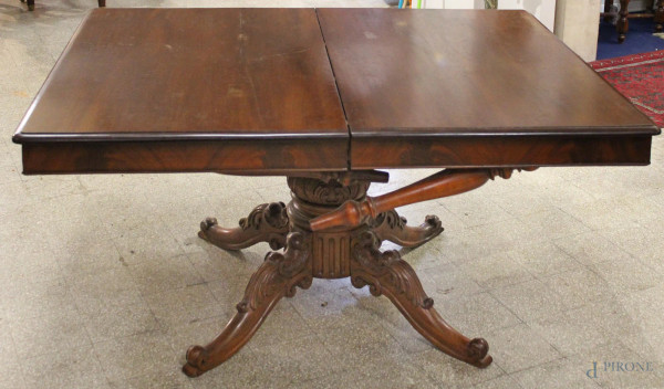 Tavolo di linea rettangolare in mogano allungabile poggiante su colonna e quattro piedi, cm 76 x 120 x 155.