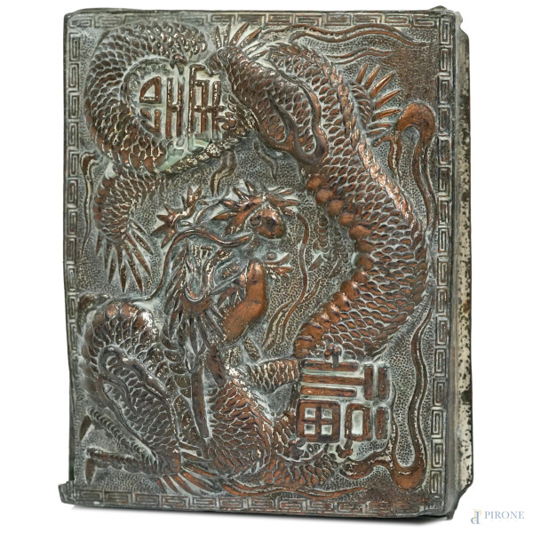 Lotto composto da due scatoline orientali, in metallo argentato e in legno laccato con inserto in...