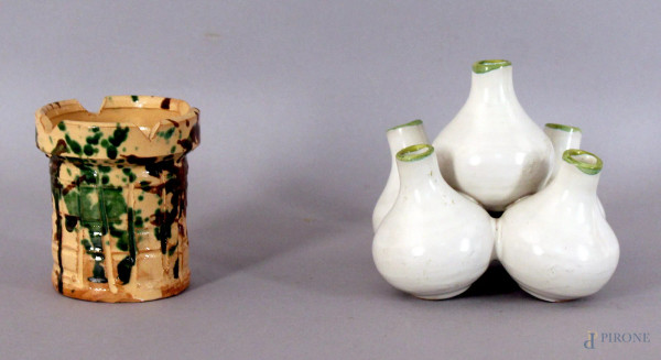 Lotto composto da due oggetti in ceramica, altezza max. 12 cm.