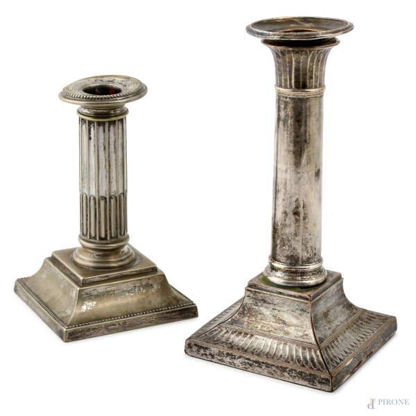 Coppia di candelieri in metallo argentato, altezza massima cm 17, (difetti)