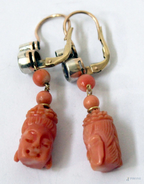 Coppia orecchini in oro 14 kt. con corallo, zaffiri e due diamanti taglio rosa