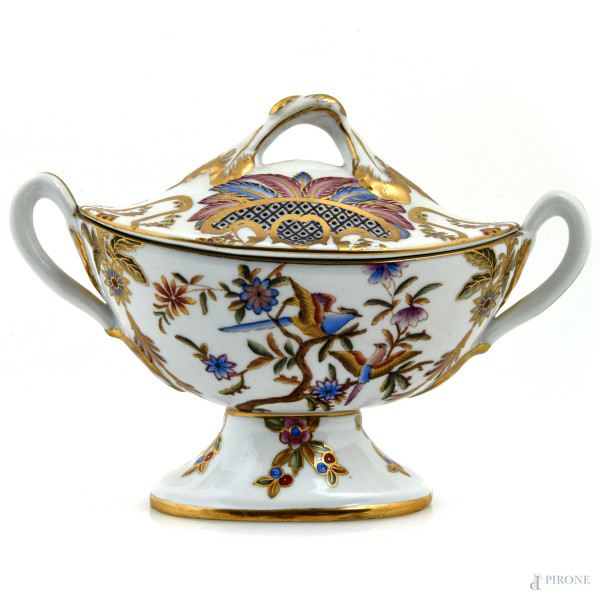 Salsiera in porcellana policroma Sevres, XX secolo, cm 17x22x11, (segni di usura)