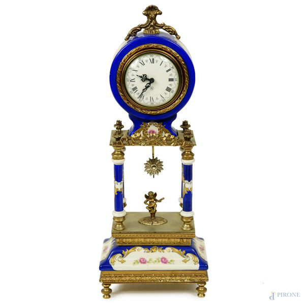 Orologio da tavolo in bronzo e porcellana blu e bianca con finiture dorate, XX secolo, altezza cm 33