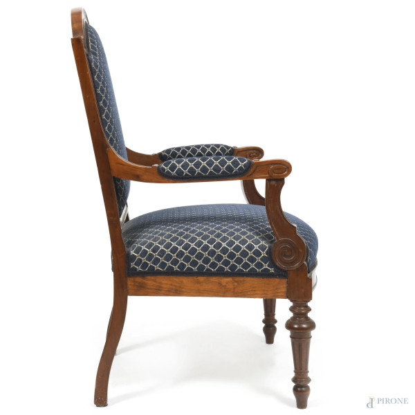 Lotto composto da due poltrone e una panchetta con struttura in legno. Sedute e schienali imbotti...