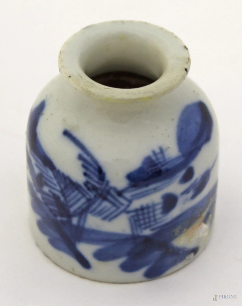 Vasetto in porcellana bianca e blu con timbro a ceralacca, Cina, XX sec., H 5 cm.