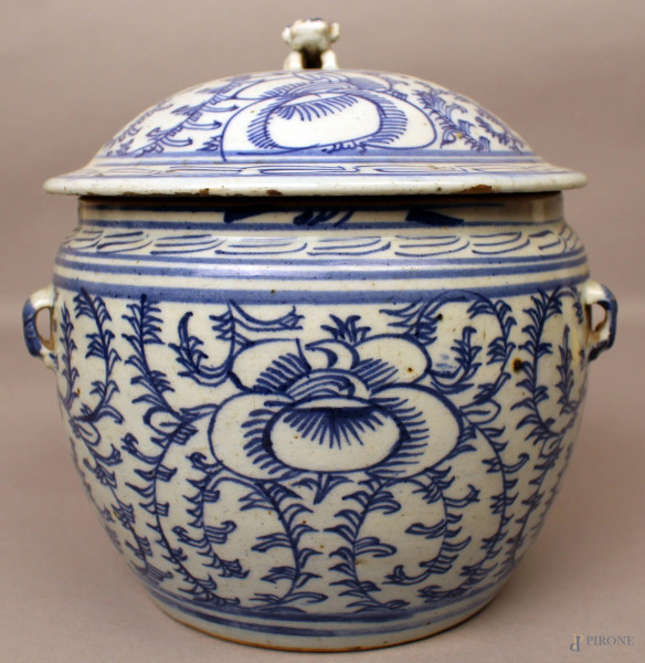 Potiche in porcellana chiara dipinta a motivi floreali blu con cane di Foo a rilievo, marcata, Arte orientale, H 22 cm, diametro 21 cm.