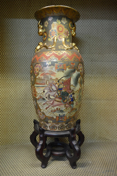 Vaso in porcellana orientale a decoro policromo,poggiante su base inlegno, h. 79 cm.
