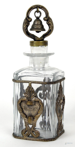 Bottiglia da whisky in cristallo con applicazioni in metallo e tappo con campanello, cm h 27,5, (piccoli difetti).