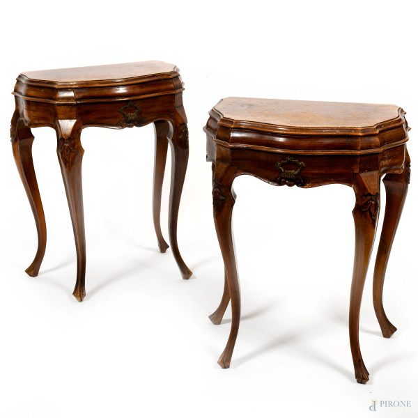 Coppia di comodini in legno di noce intagliato ad un cassetto con profilo e gambe mosse, XX secolo, cm 60x45x27, (difetti)