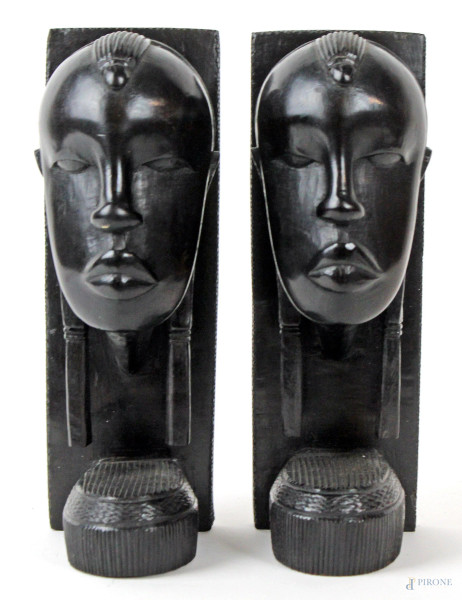 Due fermalibri in ebano scolpito ed intagliato raffiguranti volti di donne africane, altezza cm. 20,5, XX secolo.