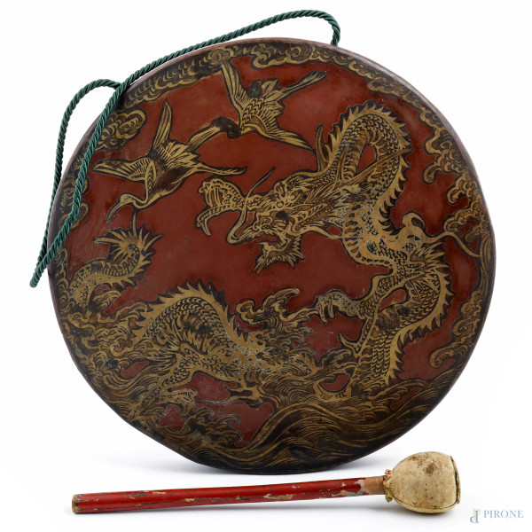 Gong in metallo dipinto e dorato completo di martello, XX secolo, diametro cm 36, (segni di usura...