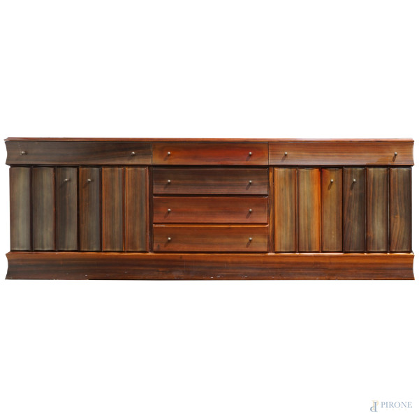 Credenza in legno Padouk di Luciano Frigerio (Desio, 1928 – Sanremo, 1999), anni '70, cm 80x280x50,5, (difetti)