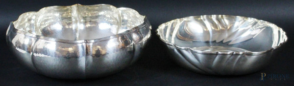 Lotto di due centrotavola in argento di linea tonda, profili centinati, dimensioni max altezza cm. 9, diametro cm. 24,5  gr. 850