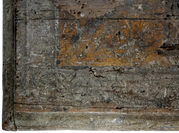 Panchetta in legno laccato e decori policromi a motivi floreali, con gambe mosse e piedini a zocc...