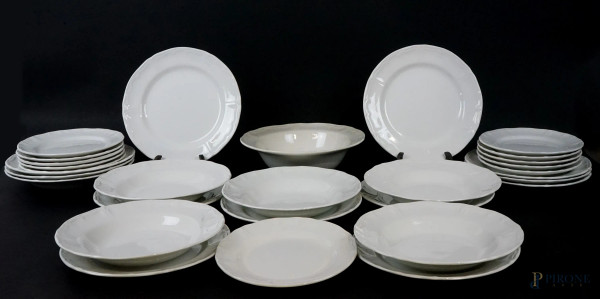 Servizio di piatti in porcellana Fontebasso, composto da un centrotavola, undici piattini da antipasto, undici piatti fondi e dieci piatti piani.