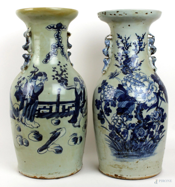 Lotto di due vasi in porcellana bianco e blu a decoro di fiori e figure, altezza cm. 43,5 e cm. 42,5, Cina, XX secolo, (un vaso restaurato).