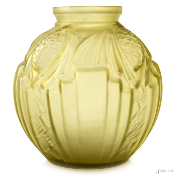 Vaso in vetro  satinato nei toni del verde con pigne e  firma 