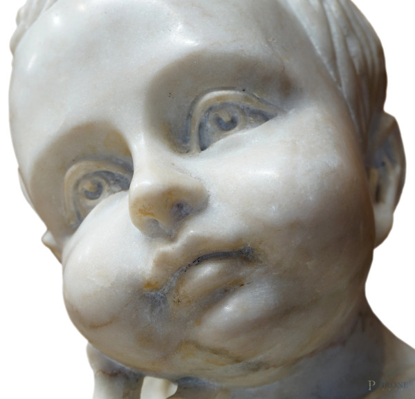 Coppia di sculture in marmo bianco di Carrara raffiguranti putti, XX secolo, altezza max cm 104