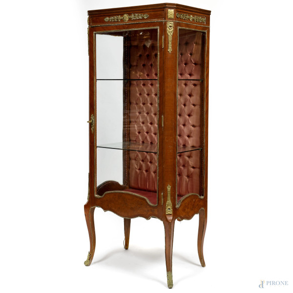 Mobile vetrina impiallacciato in satinwood con applicazioni in bronzo dorato. Interno foderato in tessuto rosso con ripiani in vetro, XX secolo, cm 149x61x40, (usura del tempo)