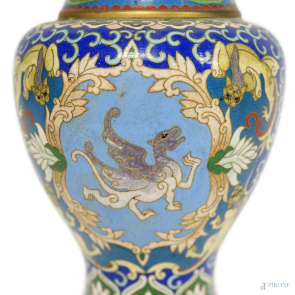 Coppia di vasi cloisonné con rifiniture dorate e decorazioni policrome con draghi e motivi vegeta...