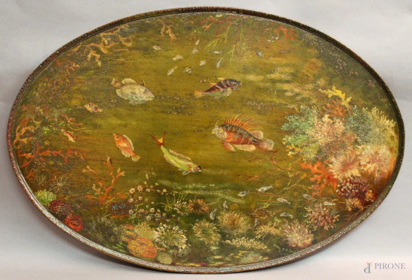 Vassoio di linea ovale in legno dipinto raffigurante pesci, XIX sec, cm 51x76.