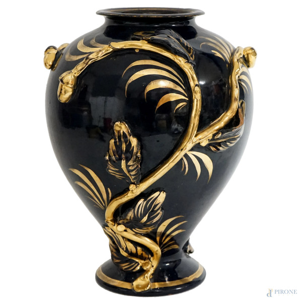 Vaso in ceramica smaltata in blu con decori a rilievo dorati, cm h 31, marca sotto la base, (difetti)