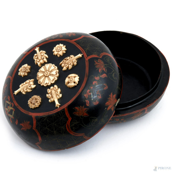 Cofanetto rotondo in papier mache con decorazioni nei toni del rosso e del nero con applicazioni ...