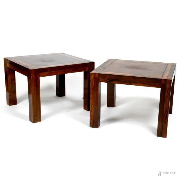 Coppia di tavolini quadrati in legno impiallacciato, XX secolo, cm 55,5x75x75, (segni di usura, scalfiture, difetti)