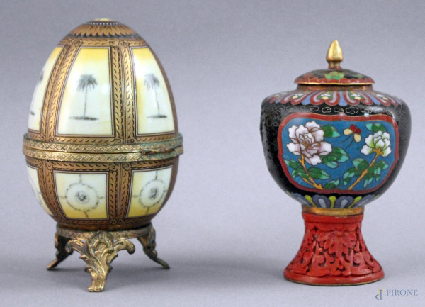 Lotto composto da un uovo in porcellana e un vasetto in cloisonn&#232;, altezza 13 cm. (difetti).