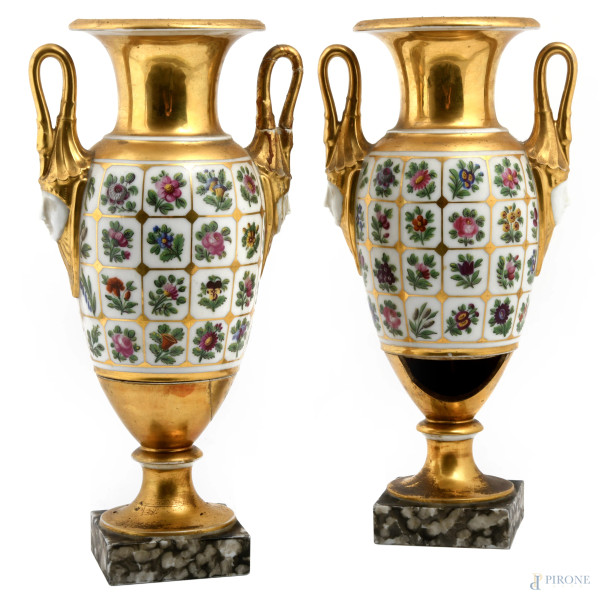 Coppia di vasetti biansati in stile impero in ceramica bianca e dorata con decori a motivi floreali. Basette dipinte a finto marmo, XX secolo, altezza cm 29,5, (segni di usura, difetti, rotture, mancanze, scalfiture)