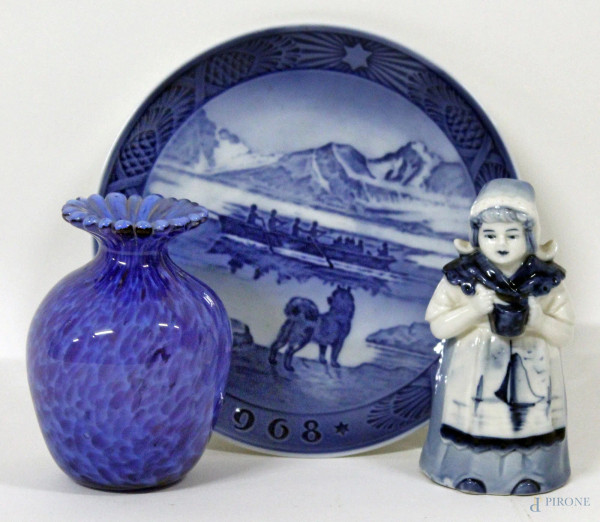 Lotto composto da un campanello, un piatto ed un vasetto in porcellana blu marcati.