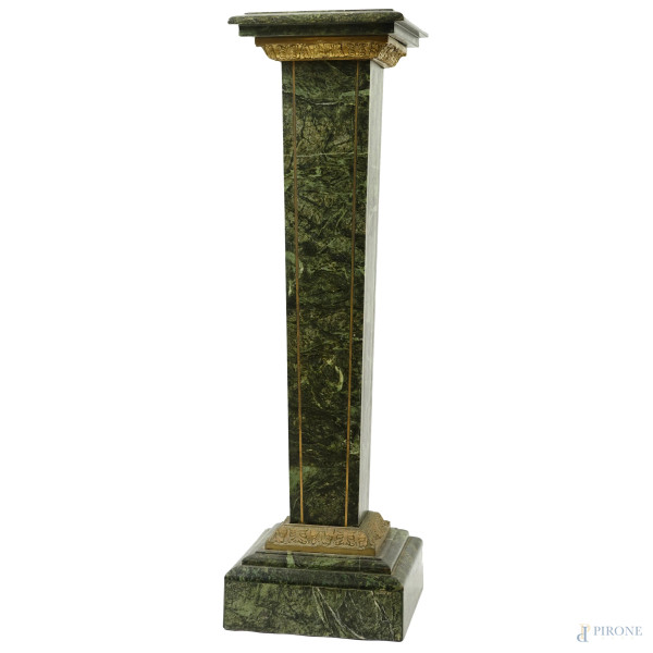 Colonna quadrata in marmo verde e bronzo dorato, XX secolo, cm 101x29x29