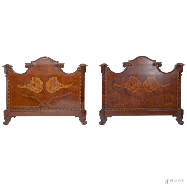 Coppia di giroletto  singolo in noce impiallacciati e intasiati in varie essenze, XX secolo, testiera cm 130x110 (segni di usura, difetti)