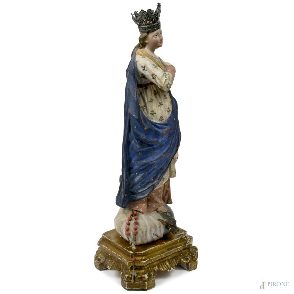Regina Coelorum, XIX secolo, legno policromo e corona in argento, altezza cm 50, (difetti)