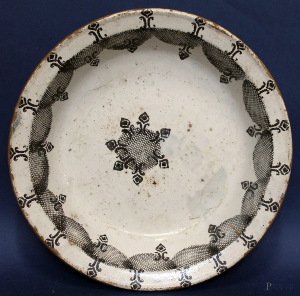 Piatto in maiolica smaltata, XVIII sec., diametro 31 cm.