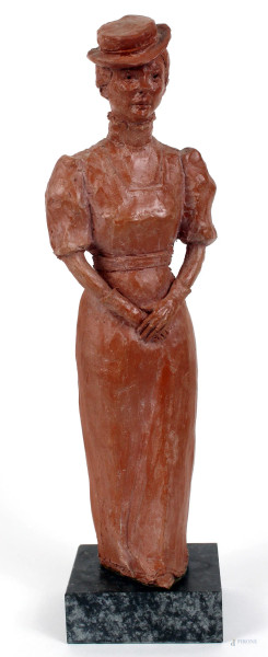 Vincenzo Galluccio - Dama con cappellino, scultura in terracotta, altezza cm.33,5, siglata e datata 1974, su base in marmo.